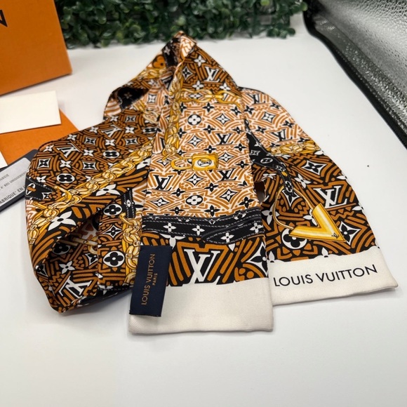 LOUIS VUITTON Silk Monogram Crafty Confidential Bandeau Caramel - Picture 4 of 7
